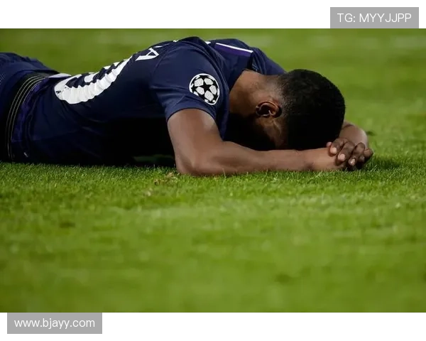 足球明星在逆境中的绝望瞬间集锦与情感表达 足球明星在逆境中的绝望瞬间集锦与情感表达